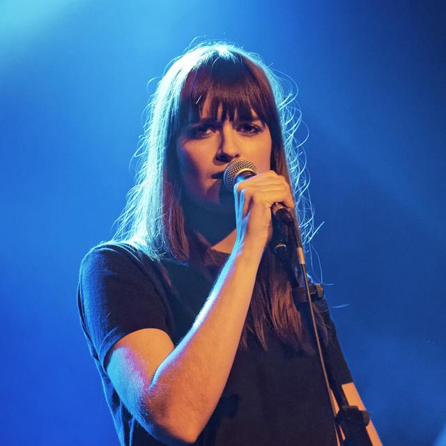 La chanteuse et guitariste Clara Luciani sur la scène des Trois Baudets à Paris en décembre 2017. [Ditizenside/ AFP - Dan Pier]