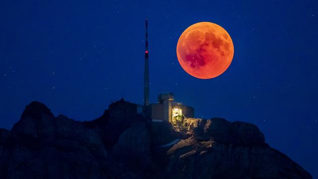 L'éclipse de Lune au-dessus du Säntis, en Appenzell Rhodes-Extérieures, le 27 juillet 2022. [keystone - CHRISTIAN MERZ]