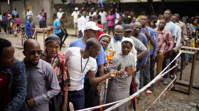 Les files des votants s'étendaient devant les bureaux de vote comme ici à Kinshasa. [Keystone/AP Photo - Jerome Delay]