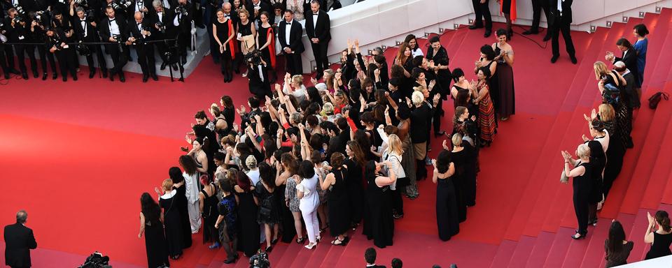 Au total, 82 femmes du monde du cinéma sont montées sur les marches à Cannes pour réclamer "l'égalité salariale" en 2018. [AFP - Anne-Christine poujoulat]