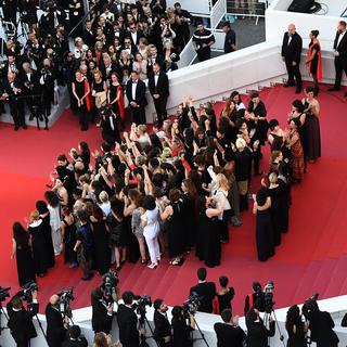 Au total, 82 femmes du monde du cinéma sont montées sur les marches à Cannes pour réclamer "l'égalité salariale" en 2018. [AFP - Anne-Christine poujoulat]