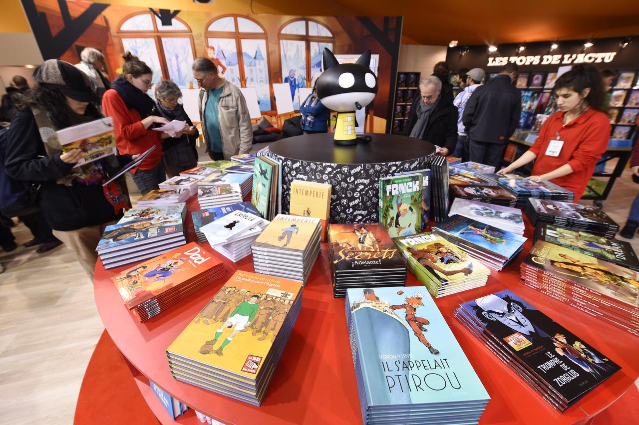 Des visiteurs sur un stand de la 45e édition du festival BD d'Angoulême, le 25 janvier 2018. [AFP - MEHDI FEDOUACH]