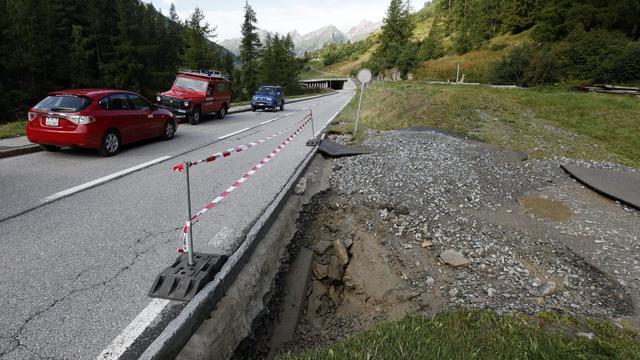 Une route de la vallée du Löteschental mise à mal par une inondation prèsd de Blatten en 2009. [Keystone - Jean-Christophe Bott]