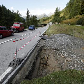 Une route de la vallée du Löteschental mise à mal par une inondation prèsd de Blatten en 2009. [Keystone - Jean-Christophe Bott]