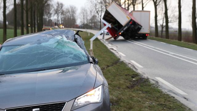 Un camion et une voiture endommagés après le passage de vents tempêtueux. [EPA ANP - GINOPRESS B.V.]