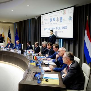 Les responsables de l'opération "Pollino" ont donné une conférence de presse à La Haye. [EPA/Keystone - ROBIN VAN LONKHUIJSEN]
