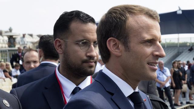 Le président français Emmanuel Macron avec Alexandre Benalla, le 14 juillet 2018. [keystone - PHILIPPE WOJAZER]