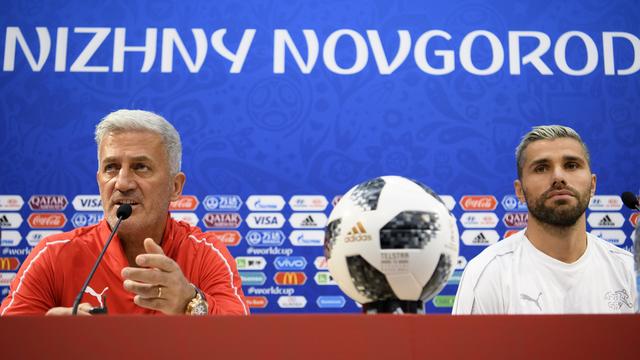 Vladimir Petkovic et Valon Behrami lors de la conférence de presse. [Laurent Gilliéron]