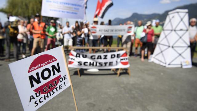 Plusieurs manifestations avaient eu lieu dans le canton de Vaud pour s'opposer à l'extraction de gaz de schiste. [Keystone - Laurent Gilliéron]