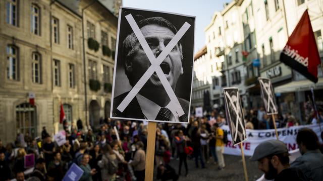 Manifestation contre le candidat Jair Bolsonaro à Lausanne, samedi 20.10.2018. [Keystone - Jean-Christophe Bott]