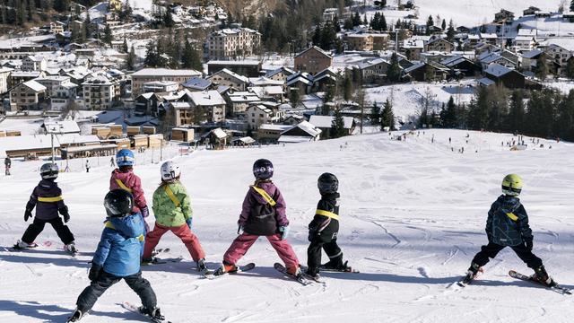 Des enfants apprennent à skier dans les Grisons [Keystone - Christian Beutler]