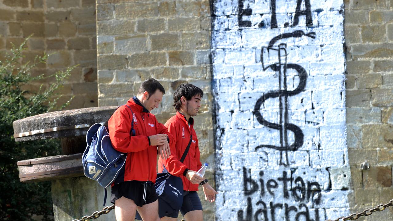 Un graffiti représentant l'emblème de l'ETA dans le village basque d'Arbizu. [AFP - Ander Gillenea]