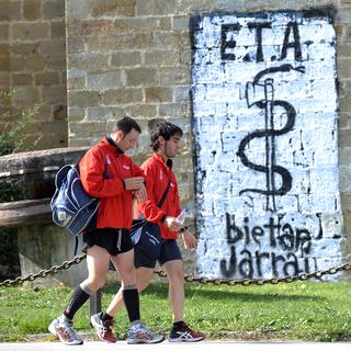 Un graffiti représentant l'emblème de l'ETA dans le village basque d'Arbizu. [AFP - Ander Gillenea]