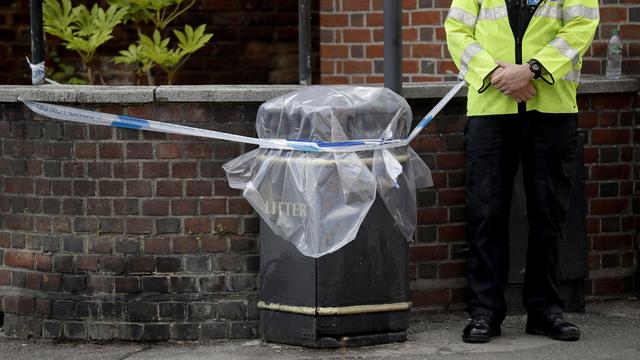 Un officier de police britannique surveille une poubelle potentiellement contaminée au Novitchok. [Keystone - Matt Dunham]