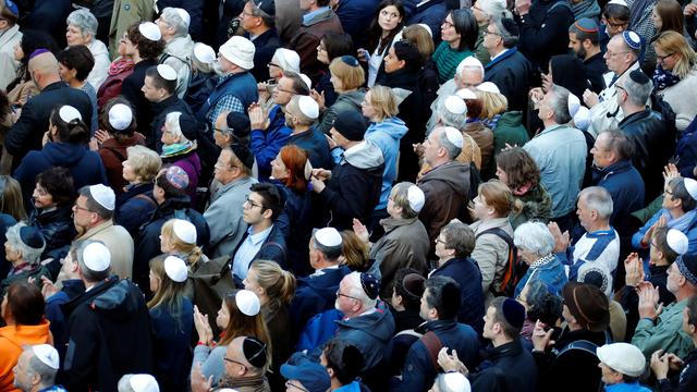 Des manifestants kippa sur la tête devant une synagogue berlinoise. [Reuters - Fabrizio Bensch]