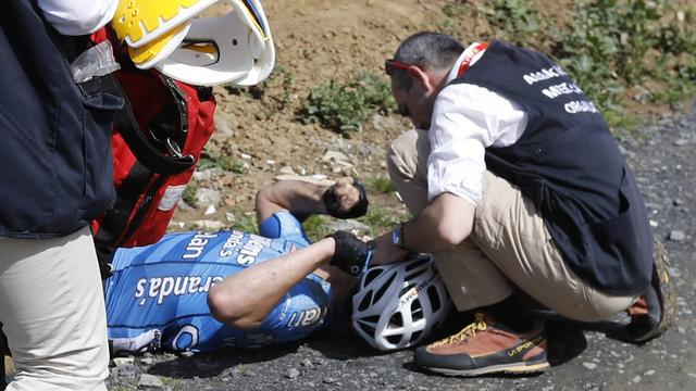 Le jeune Belge Michael Goolaerts soigné par les secours lors de Paris Roubaix. [Etienne Laurent]