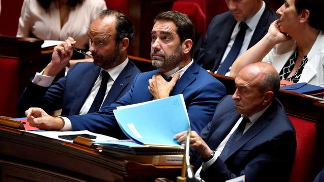 (De gauche à droite) Le Premier ministre français, Edouard Philippe, le responsable des relations avec le Parlement, Christophe Castaner, et le ministre de l'Intérieur, Gérard Collomb, à l'Assemblée nationale. [AFP - GERARD JULIEN]