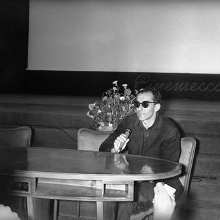 Portrait du réalisateur Jean-Luc Godard en interview en 1960. [AFP - Roger-Viollet]