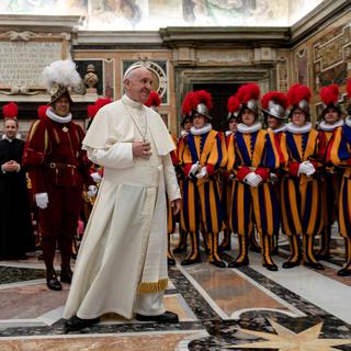 Le pape François et les gardes suisses. [Vatican Media / Reuters]