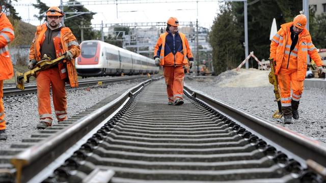 Une trentaine de chantiers d'envergure sont prévus par les CFF un peu partout à travers le pays, notamment sur la ligne Lausanne-Berne. [Keystone - Jean-Christophe Bott]