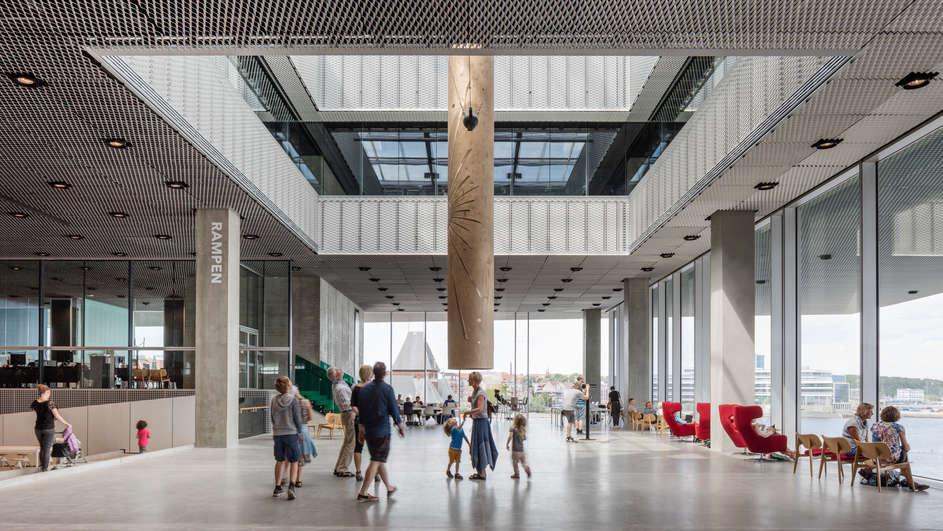 Fauteuils confortables, vue sur le port – et un gong gigantesque: la bibliothèque municipale d’Aarhus est un lieu très fréquenté par les habitants de la ville. [AARHUS PUBLIC LIBRARIES - ADAM MØRK]