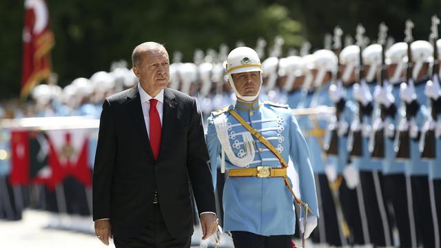 Le président turc Recep Tayip Erdogan inspecte une garde d'honneur à son arrivée à la session d'ouverture du nouveau Parlement. [Keystone/Presidency Press Service via AP]