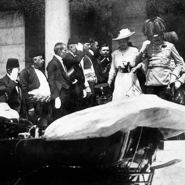 François-Ferdinand et son épouse Sophie cinq minutes avant leur assassinat à Sarajevo, le 28 juin 1914.
