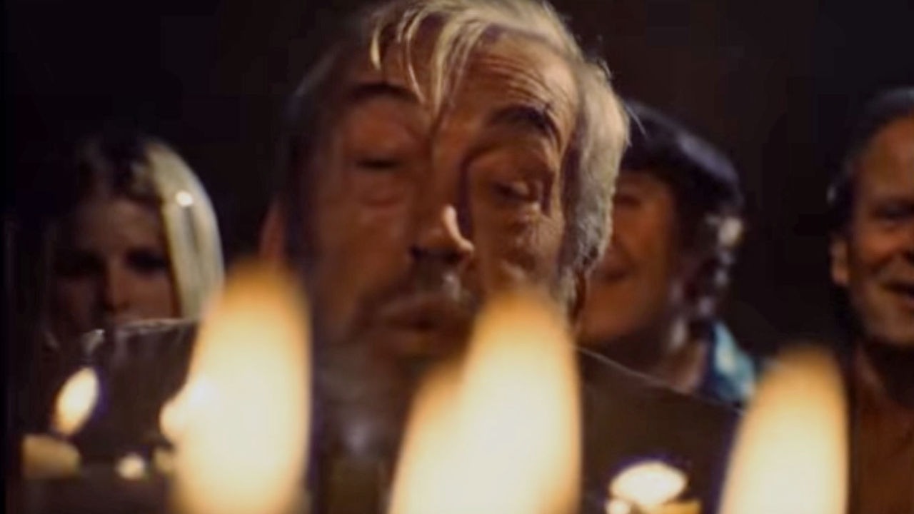 John Huston dans une scène du film "De l'autre côté du vent". [YouTube - Netflix]
