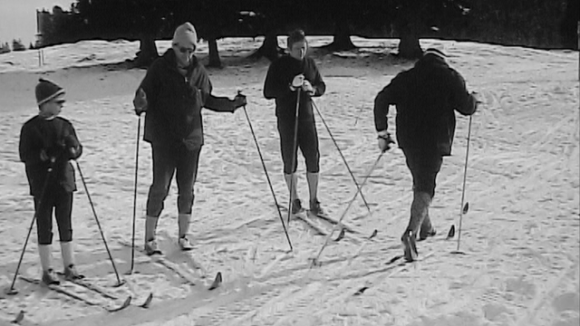 Petite leçon de ski de fond sur les pistes de la Givrine. [RTS]