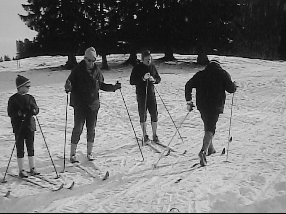 Petite leçon de ski de fond sur les pistes de la Givrine. [RTS]