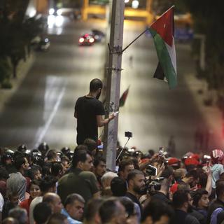 Des manifestants devant le Parlement jordanien à Amman, le 6 juin 2018. [AP/Keystone - Raad al-Adayleh]