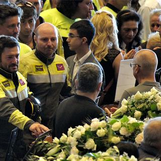 Les pompiers italiens ont rendu hommage aux victimes de l'effondrement du pont et à leurs proches. [AFP - Piero Cruciatti]