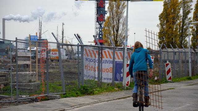 Au cœur d'Amsterdam, sur la rive nord de la rivière Ij, le quartier Buiksloterham, ancien site de chantiers navals, expérimente la ville durable de demain. [RTS - Cerise Maréchaud]