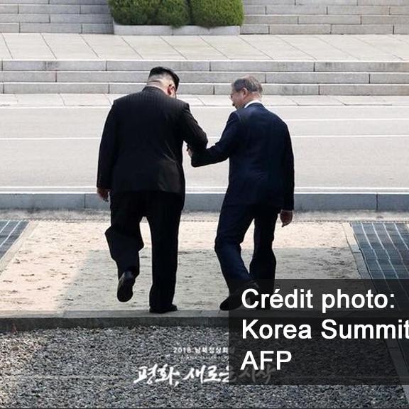 Le président sud-coréen Moon Jae-in et le dirigeant nord-coréen Kim Jong Un se sont retrouvés vendredi 27 avril sur la Ligne de démarcation militaire des deux Corées.