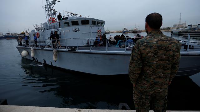 Un bateau des gardes-côtes libyens avec des migrants à bord. [Reuters - Ismail Zitouny]