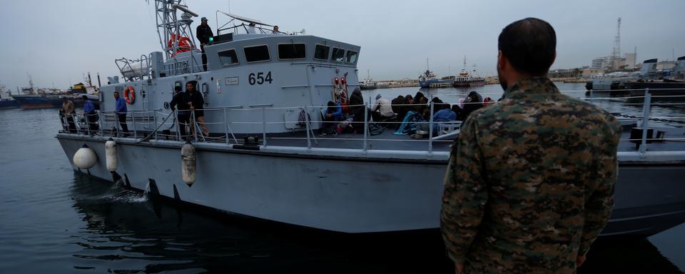 Un bateau des gardes-côtes libyens avec des migrants à bord. [Reuters - Ismail Zitouny]