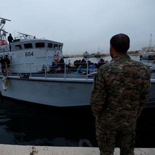 Un bateau des gardes-côtes libyens avec des migrants à bord. [Reuters - Ismail Zitouny]