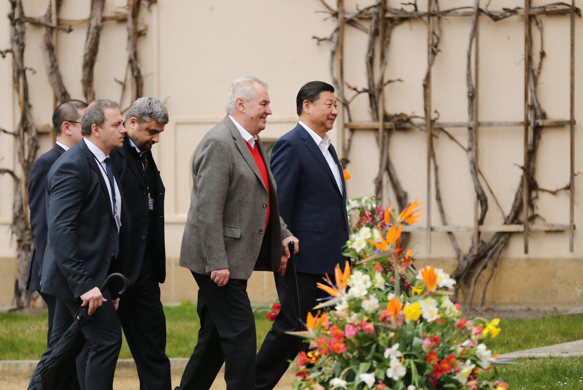 Xi Jinping et Milos Zeman lors d'une visite de trois jours du président chinois en République tchèque il y a deux ans. [Xinhua - AFP - Lan Hongguang]
