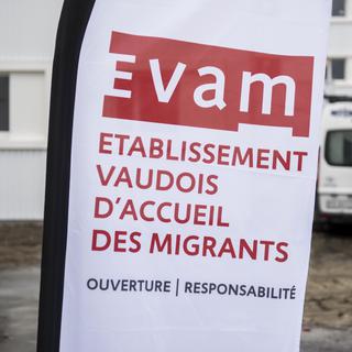 Une affiche de l'EVAM à Ecublens. [Keystone - Leo Duperrex]