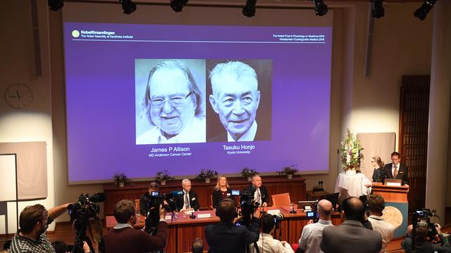 L'Américain James P.Allison et le Japonais Tasuku Honjo reçoivent conjointement le Nobel de médecine. [Keystone - Fredrik Sandberg/TT via AP]