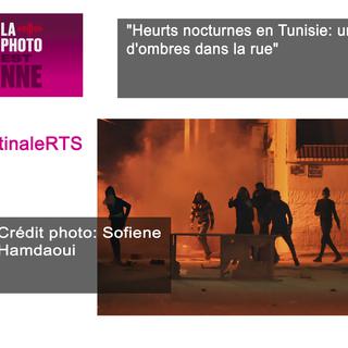 "Heurts nocturnes en Tunisie: un théâtre d'ombres dans la rue". [AFP - Sofiene Hamdaoui]