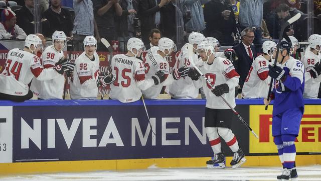 Mirco Mueller est félicité par ses coéquipiers avoir le 2-0. [ANdy Mueller]