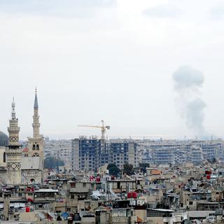 De la fumée s'élève de la Ghouta orientale. Image datant du 26 février 2018. [AFP - Ammar Safarjalani / XINHUA]