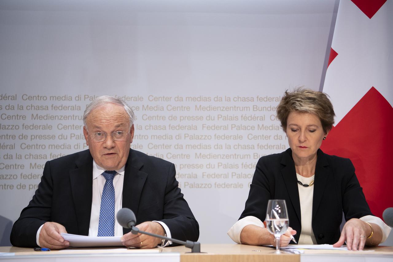 Johann Schneider-Ammann et Simonetta Sommaruga en conférence de presse à Berne. [Keystone - Anthony Anex]