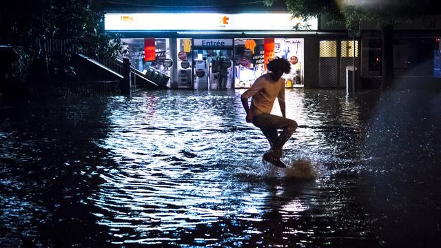 Les rues de Lausanne ont été inondées après un violent orage lundi soir. [Keystone - Valentin Flauraud]