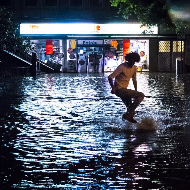 Les rues de Lausanne ont été inondées après un violent orage lundi soir. [Keystone - Valentin Flauraud]