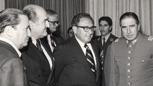 Rencontre entre Henry Kissinger (centre), secrétaire d'État US et le président chilien Augusto Pinochet (droite), en 1976 [Ministerio de Relaciones Exteriores de Chile]