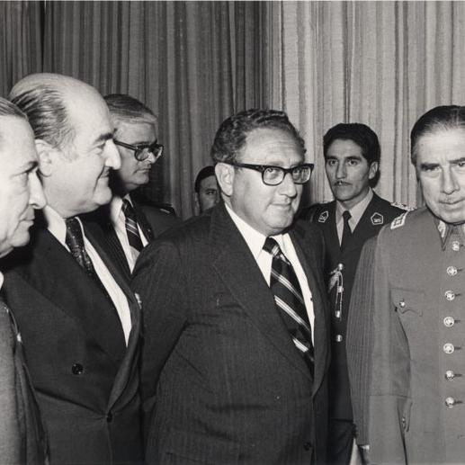Rencontre entre Henry Kissinger (centre), secrétaire d'État US et le président chilien Augusto Pinochet (droite), en 1976 [Ministerio de Relaciones Exteriores de Chile]