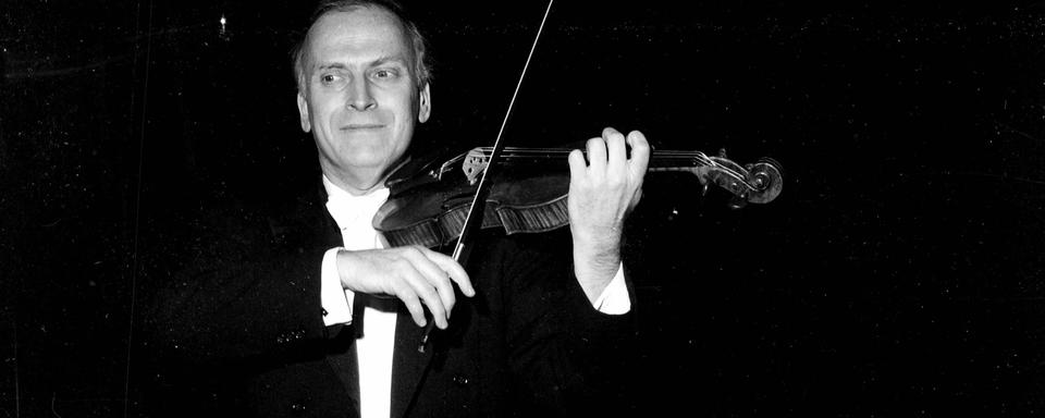 Yehudi Menuhin lors d'un concert à l'Opéra de Paris en 1967. [Roger-Viollet/AFP]