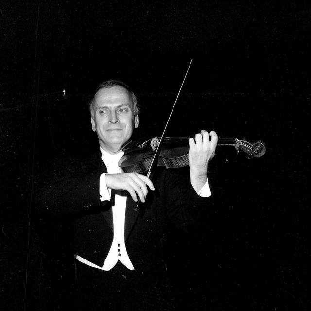 Yehudi Menuhin lors d'un concert à l'Opéra de Paris en 1967. [Roger-Viollet/AFP]